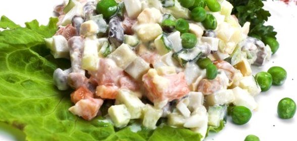 Салат из овощей с ветчиной, йогуртом и анчоусами