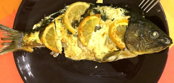 Карп со сметаной, лимоном и имбирем