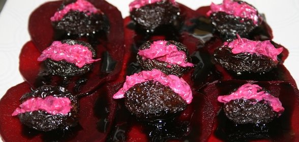 Карпаччо из свеклы сервированное лодочками из фаршированного чернослива (Игра-соревнование)