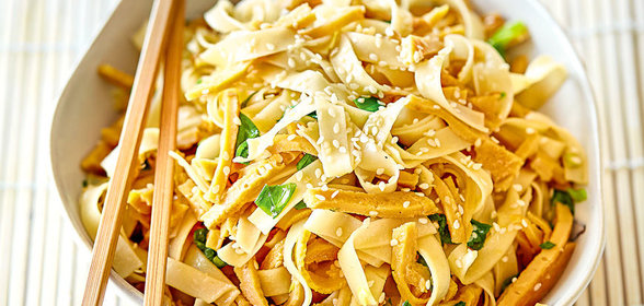 Лапша с омлетом и зеленым луком