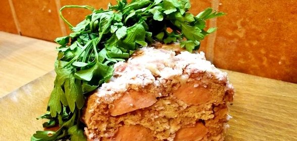 Мясной рулет с сосиками