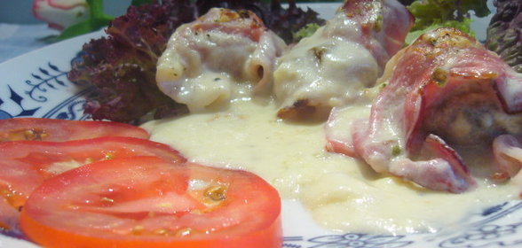 Запеченные в ветчине шампиньоны с камамбером под соусом бешамель