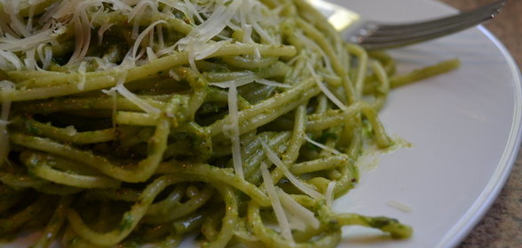 Спагетти с песто из лука-слизуна