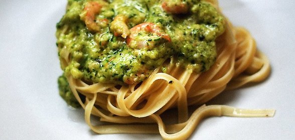 Паста с креветками в сливочном песто