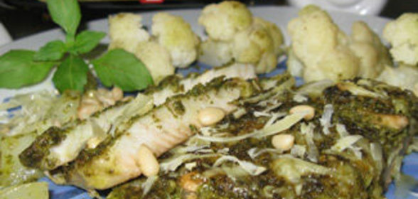 Филе рыбы, запеченное под соусом песто с цветной капустой