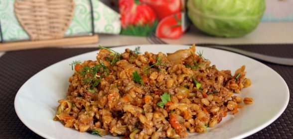 Вкусная перловая каша с мясным фаршем и овощами