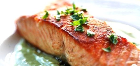 Жареный лосось с клубничной сальсой
