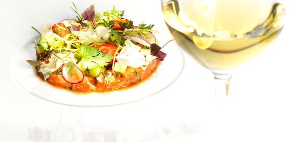 Тартар из лосося в пряном соусе с авокадо и кинзой