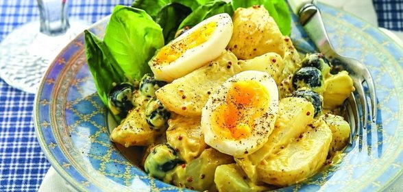 Теплый салат с яйцами цесарки и печеным картофелем