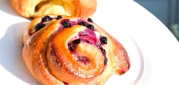 Булочки с черной смородиной и взбитыми сливками