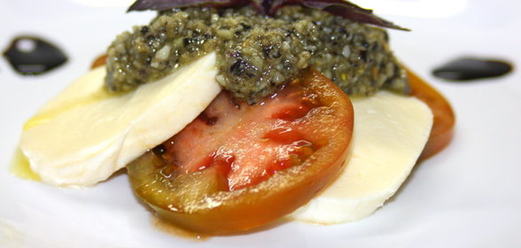 Капрезе с фиолетовым песто