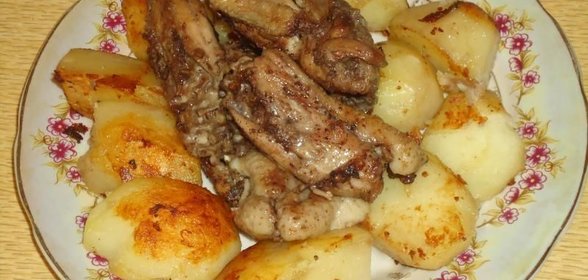Жареная курица на сковороде с картошкой