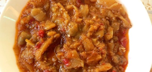 Тушеный баклажан с перцем и помидорами