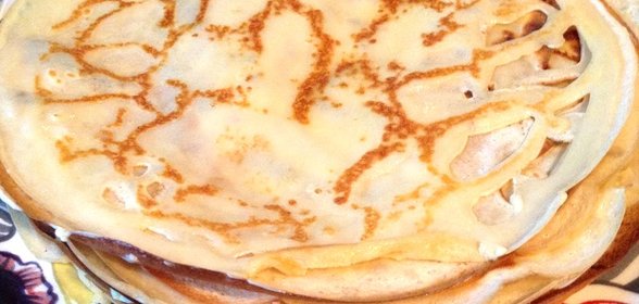 Тонкие блины со сливочным маслом