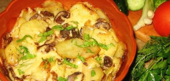 Горошек и спаржа, запеченные под густым соусом «Бешемель»