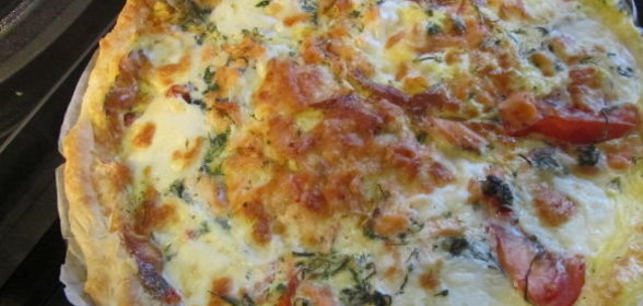 Итальянский быстрый пирог Quiche с лососем и овощами, готовим с микроволновкой «Вирлпул»
