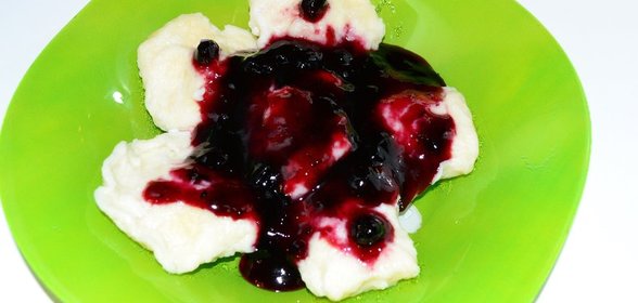 Галушки с черничным джемом