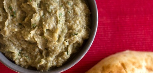 Икра из баклажанов с зеленью и оливковым маслом