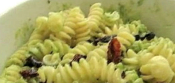 Макароны с соусом песто