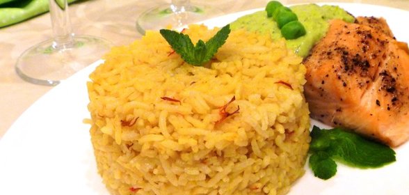 Шафрановый рис с форелью под мятно-гороховым соусом