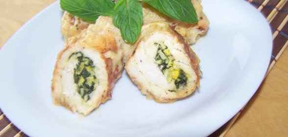 Куринные крученики со шпинатом и бешамель соусом