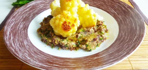 Цветная капуста на гриле с домашним песто и фасолью