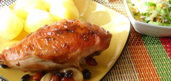 Запеченные куриные грудки с сухофруктами и орехами