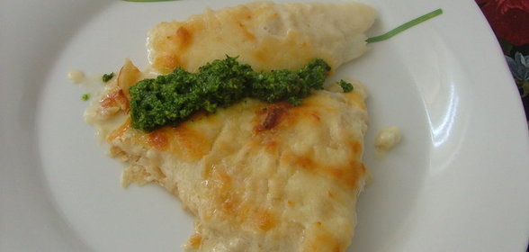 Рыба запеченная в соусе и с песто из кориандра