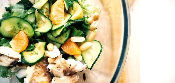 Салат с треской, мандаринами и заправкой из уксуса с манго