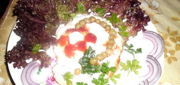 Яичница с зеленью и луком