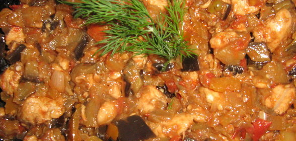 Густой соус с куриной грудкой и овощами