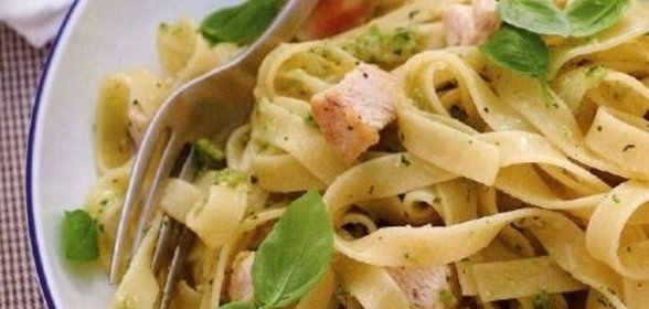 Феттуччине с жареным куриным филе и соусом песто