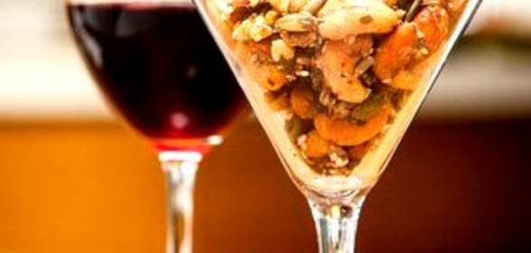 Пряные орехит с чесноком и имбирем