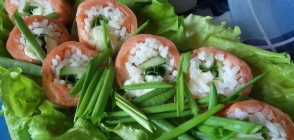 Закусочные рулетики из риса и рыбы