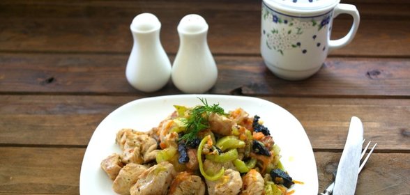 Мясо с черносливом тушеное