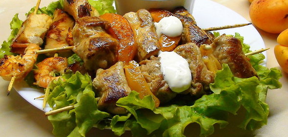 Шашлычки в стиле фьюжн! Свинина с абрикосами и курица с креветками. Дуэльные :)