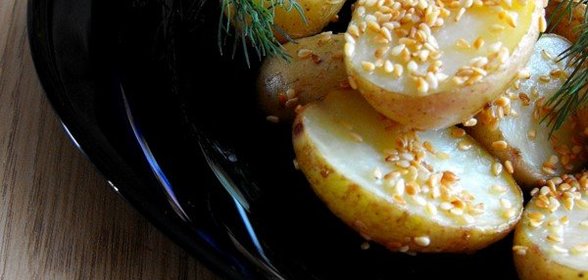 Молодой картофель запеченный с чесноком и кунжутом, и со сметанным соусом