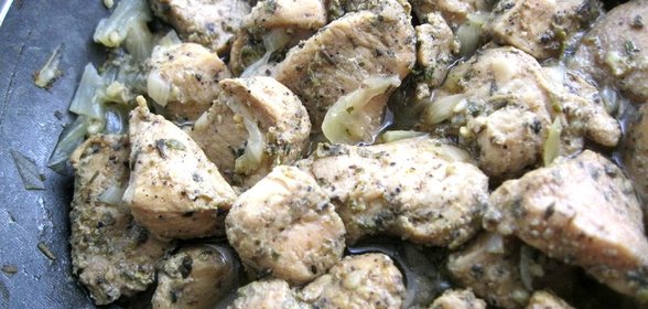 Куриное филе жареное с луком в медовом маринаде