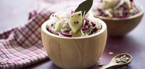 Салат из квашеной капусты с маринованными луком и брусникой