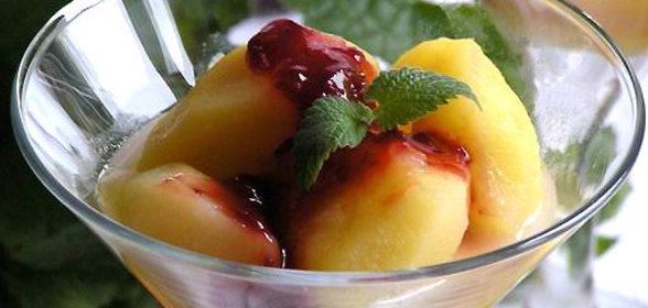 Теплый яблочный десерт с вишневым конфитюром Darbo