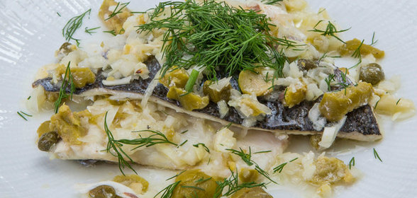 Дорада, запеченная с оливками и каперсами