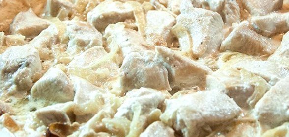 Куриные грудки в сливках с зеленью