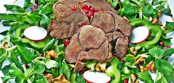 Нежный салат Корн с запеченной бараньей ногой в интересном маринаде