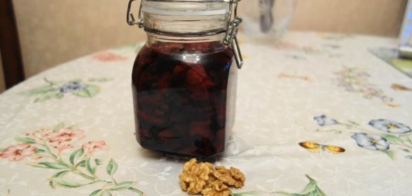 Варенье из клубники с грецкими орехами