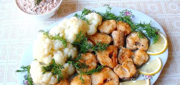 Хек с пряным сметанным соусом