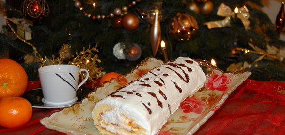 Бисквитный рулет с абрикосовым джемом