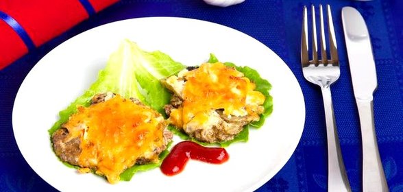Печёночные отбивные с сыром и яблоками