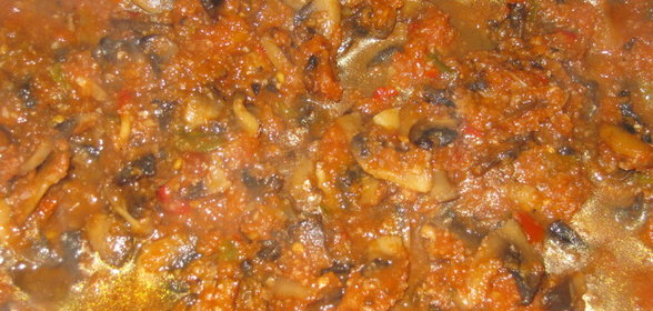 Томатный соус с грибами к горячим блюдам