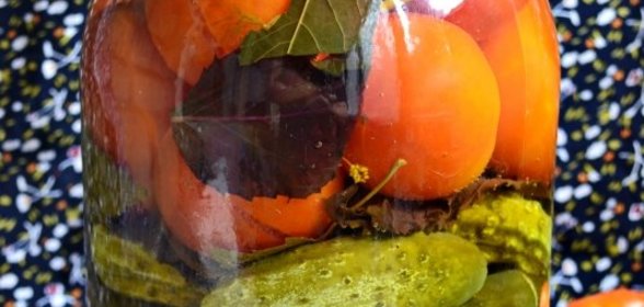 Ассорти из огурцов и помидоров с базиликом на зиму