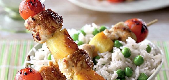 Шашлычки из индейки с ананасом в медово-чесночном маринаде